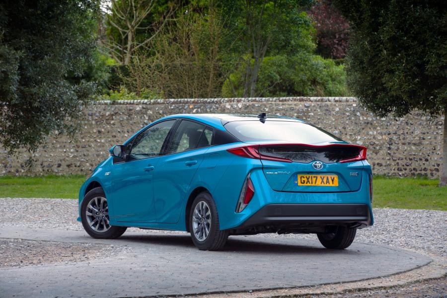  Toyota Prius Plug-in Hybrid 2017 года  (UK) (фото 4 из 28)